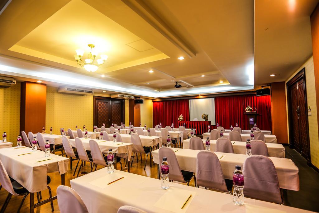 Madina Rayong Hotel Bagian luar foto