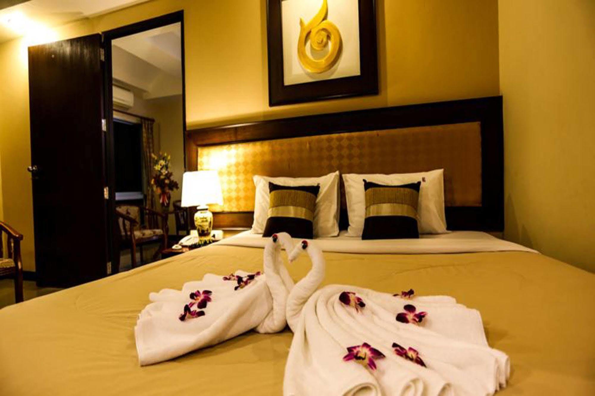 Madina Rayong Hotel Bagian luar foto