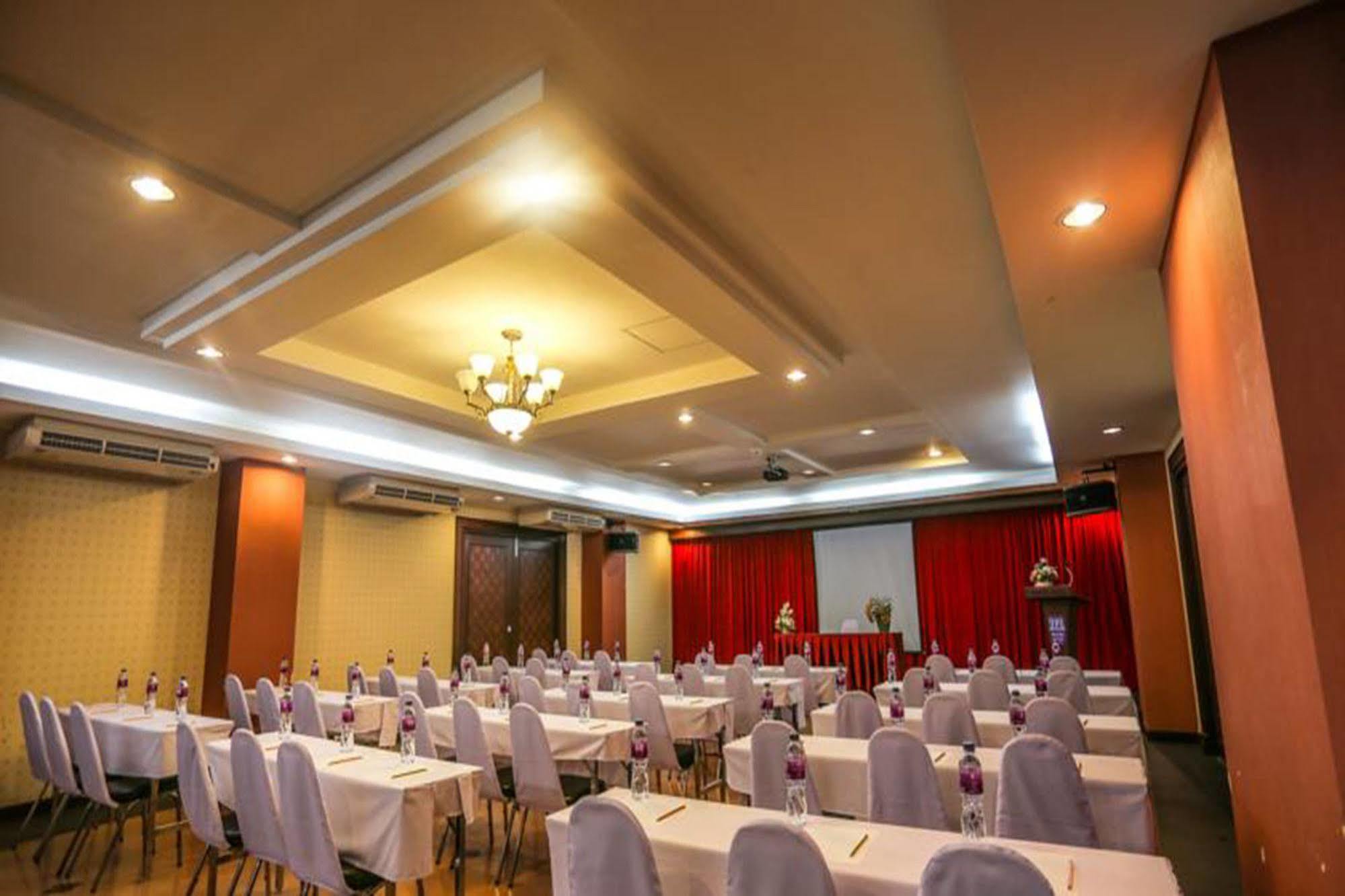 Madina Rayong Hotel Bagian luar foto