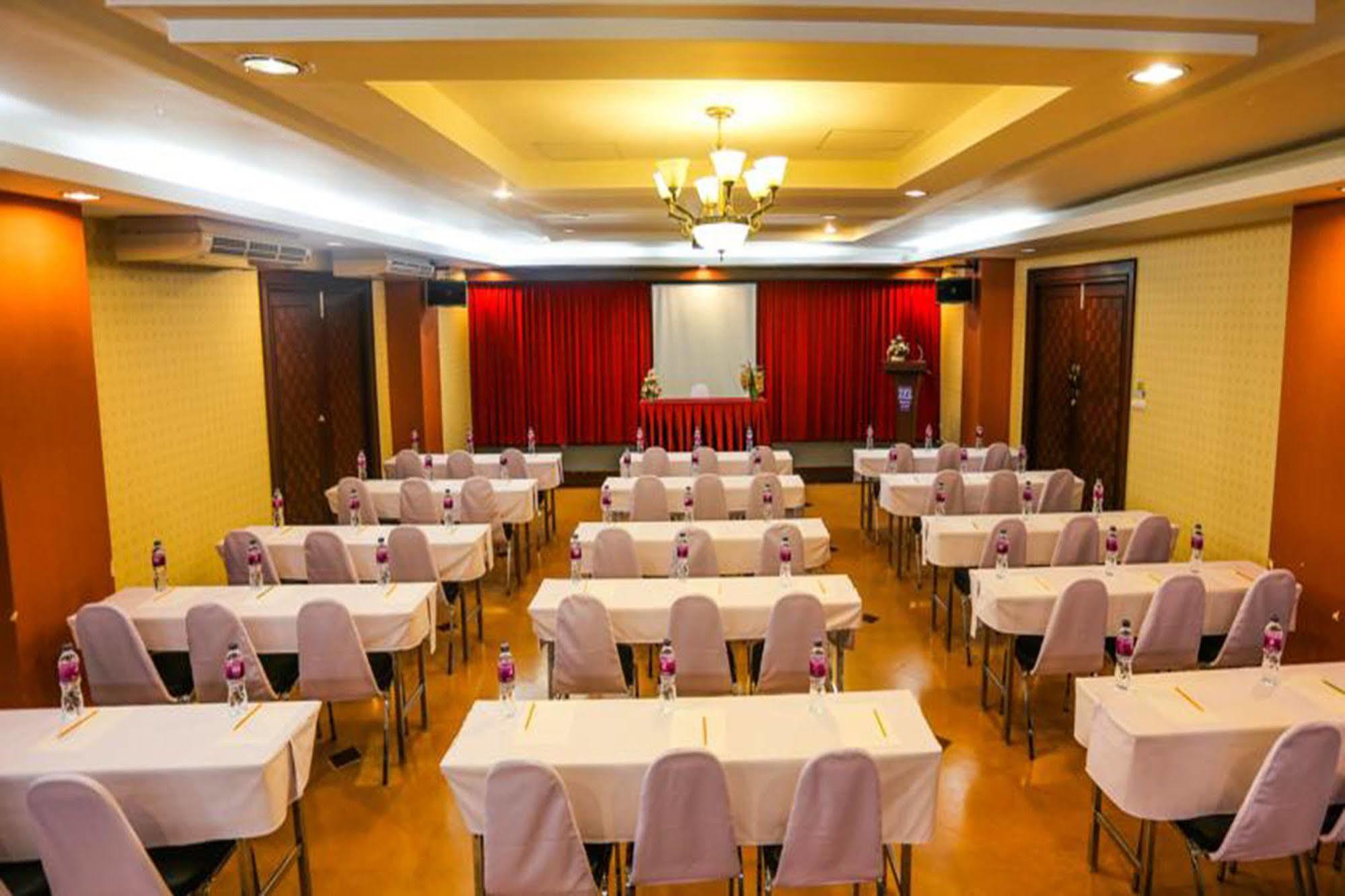 Madina Rayong Hotel Bagian luar foto